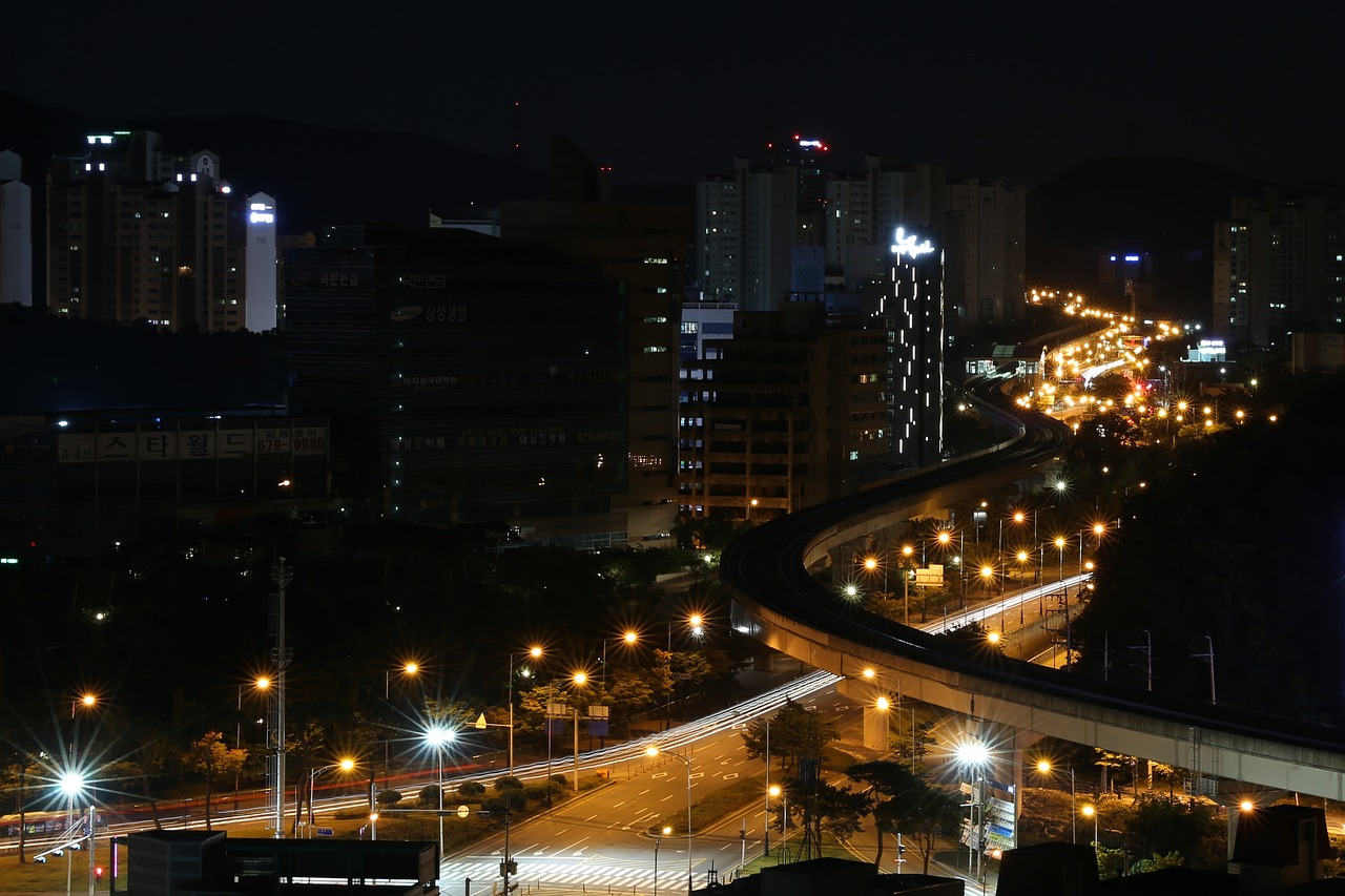 武汉夜景璀璨繁华，都市画卷展现最新风貌