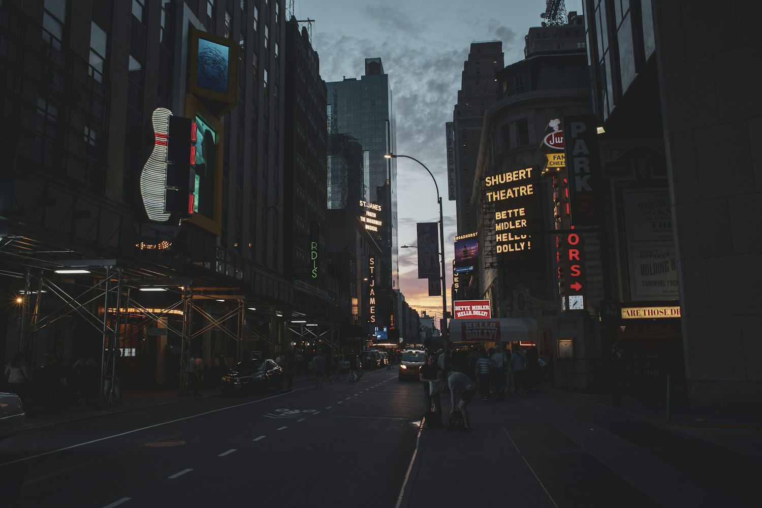 电视剧抉择，人生的十字路口与内心的激烈挣扎。
