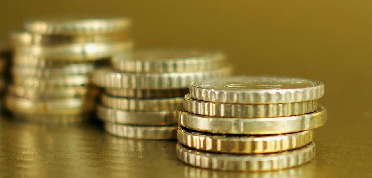现货黄金价格，波动因素解析与投资策略探讨