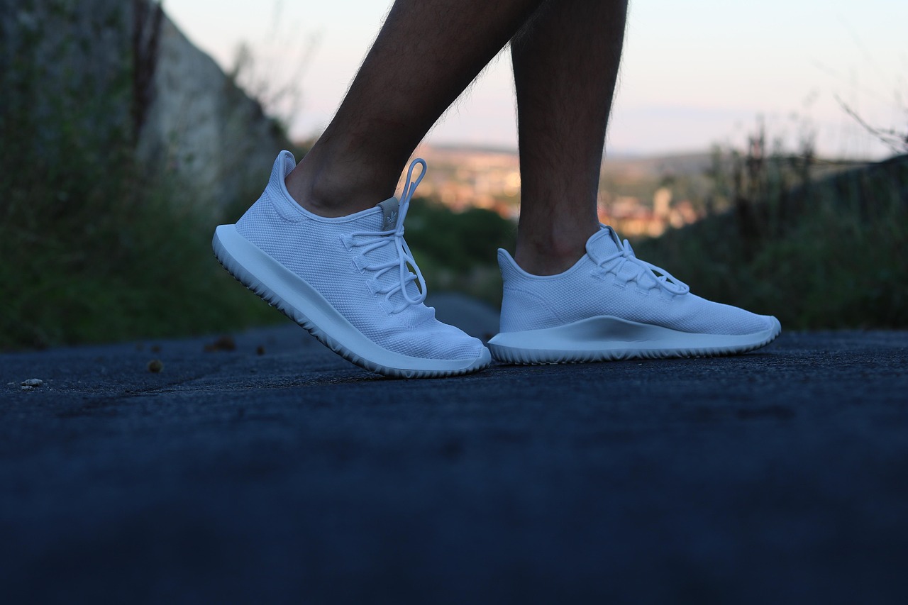 Adidas AW5079全新鞋款上市时间及背后故事揭秘