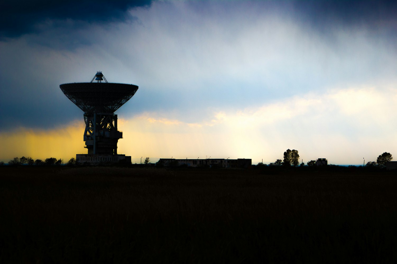 探索前沿科技与社会交融之美，最新电台稿直击前沿科技动态